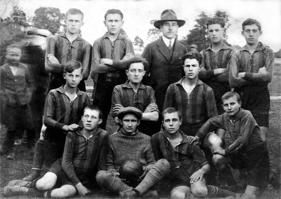 Piłkarze S.K.S Strzelec Lubaczów w 1920 r.